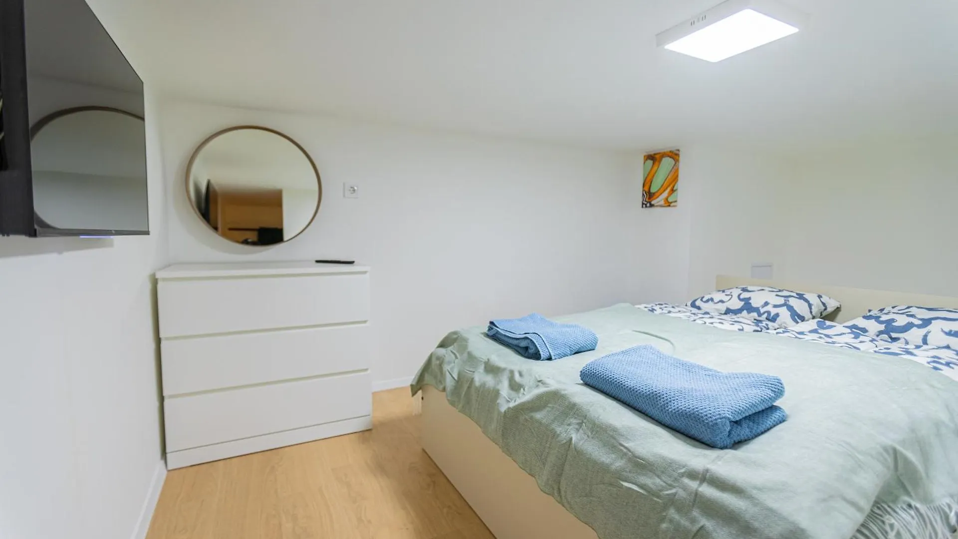 Cute Gallery Flat In Budapest, Summer Ungern