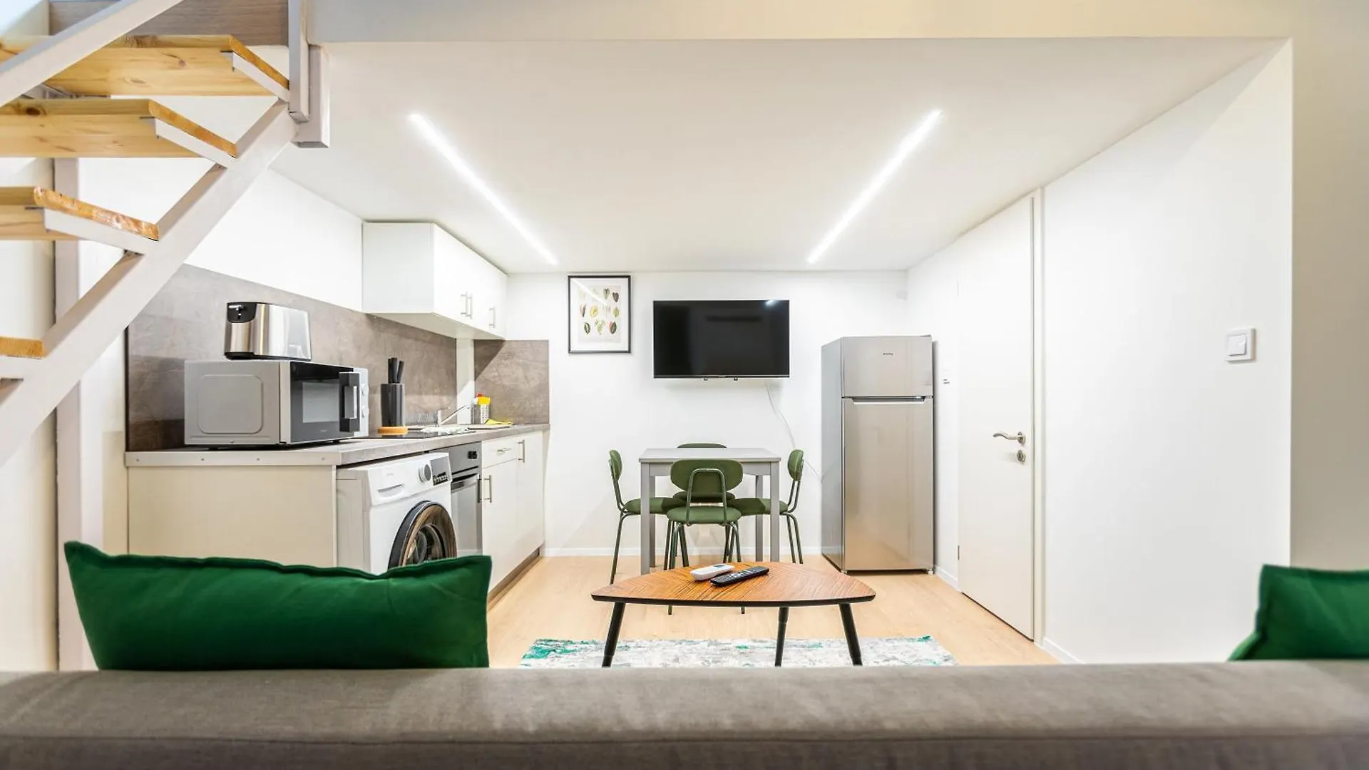 Apartment Cute Gallery Flat In Budapest, Summer