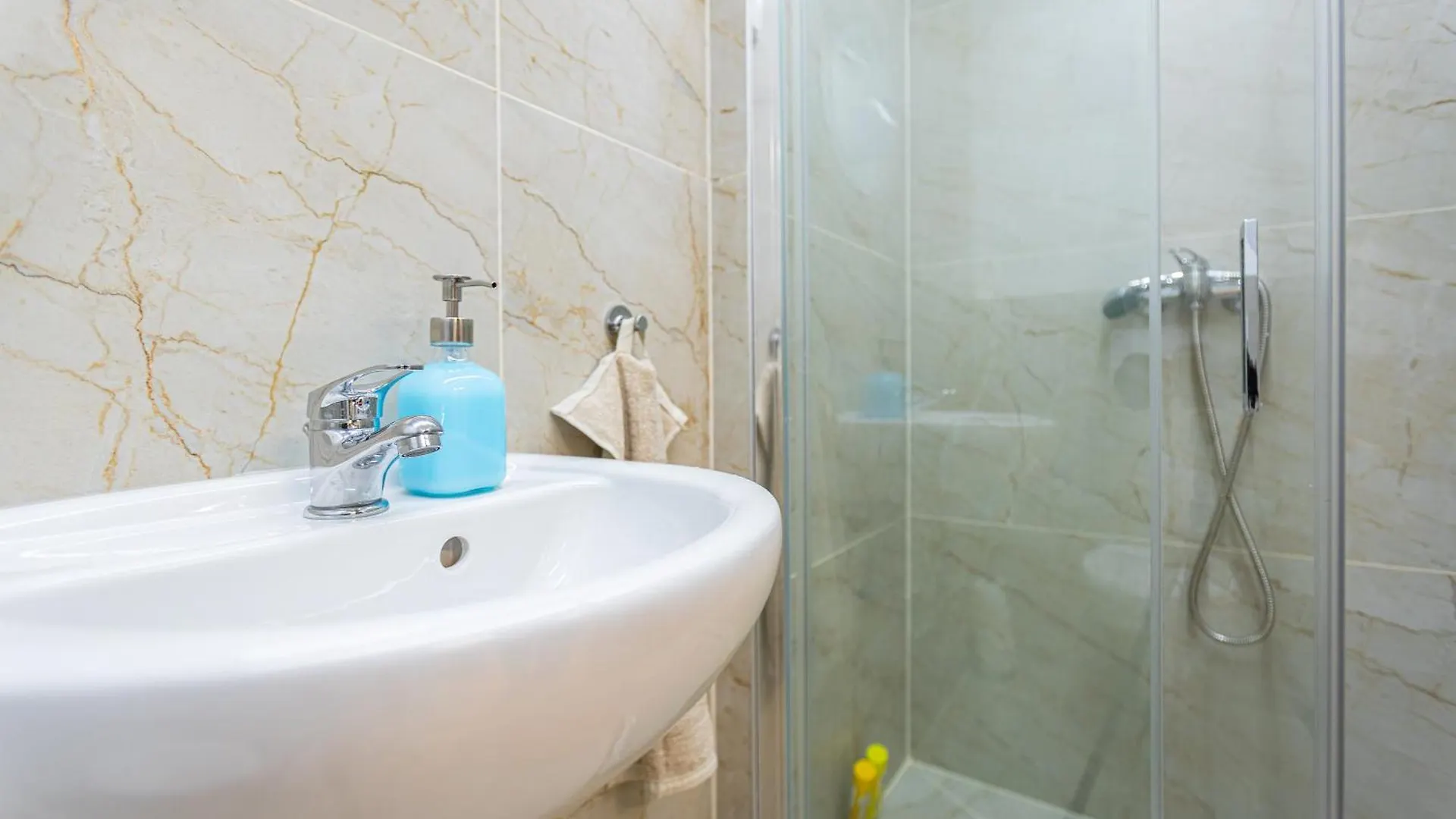 Apartment Cute Gallery Flat In Budapest, Summer