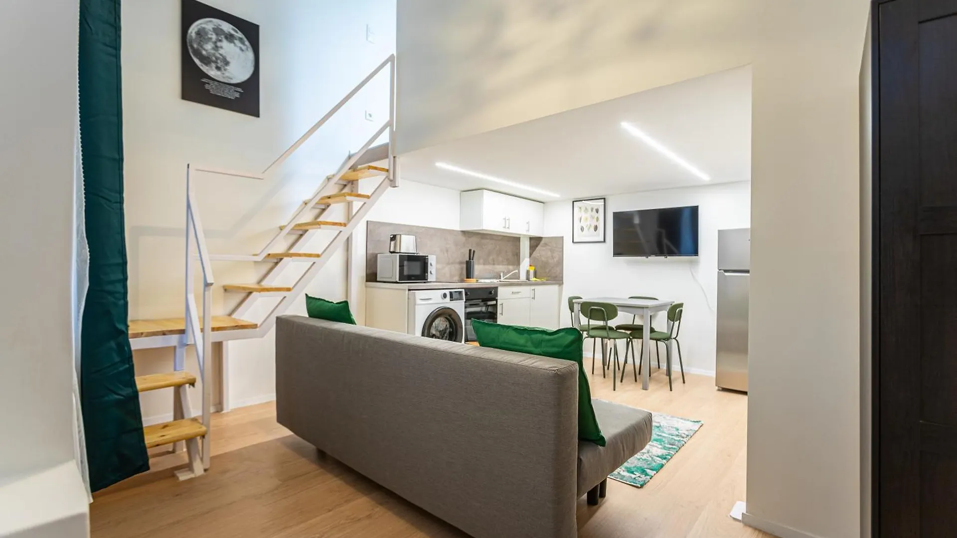 Cute Gallery Flat In Budapest, Summer