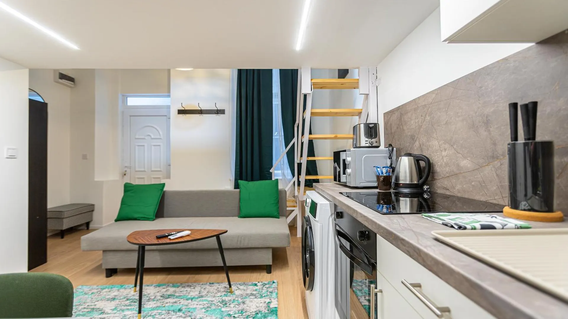 Cute Gallery Flat In Budapest, Summer