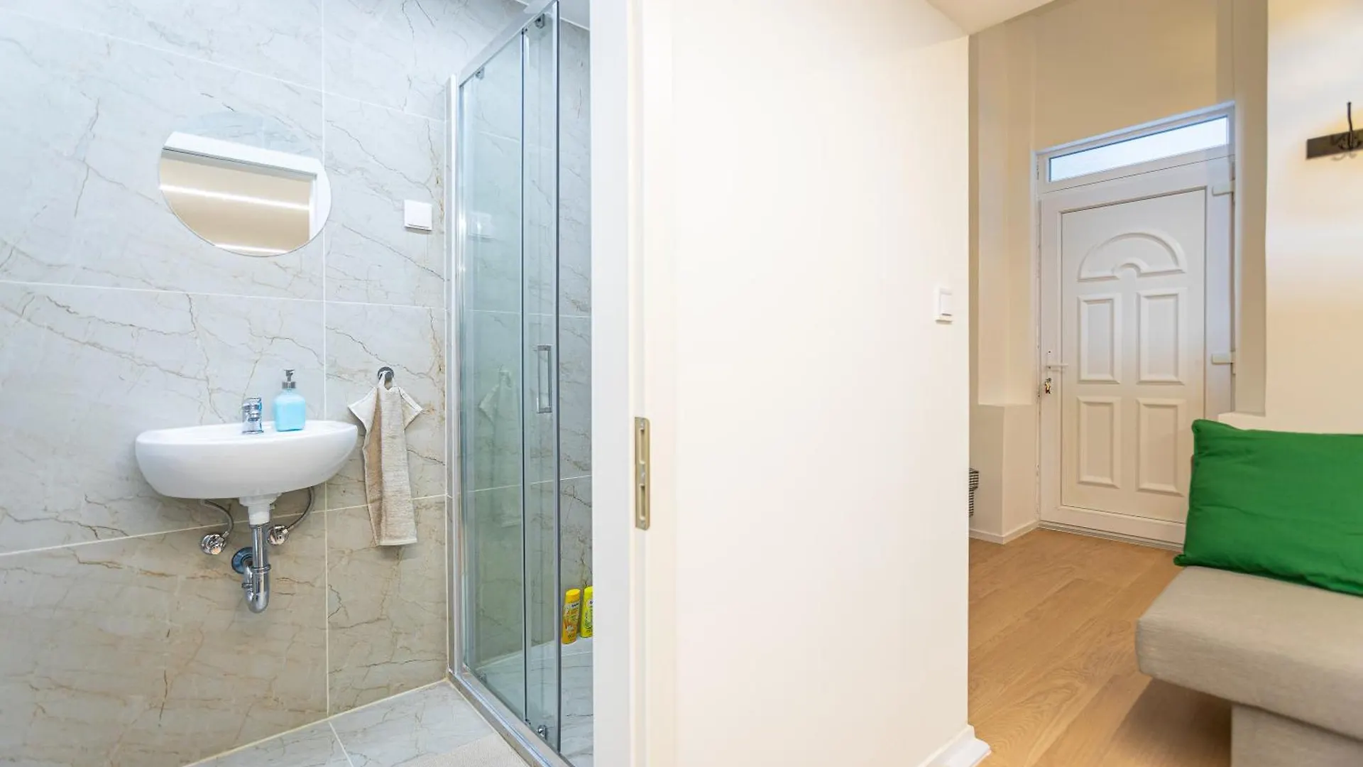 Cute Gallery Flat In Budapest, Summer