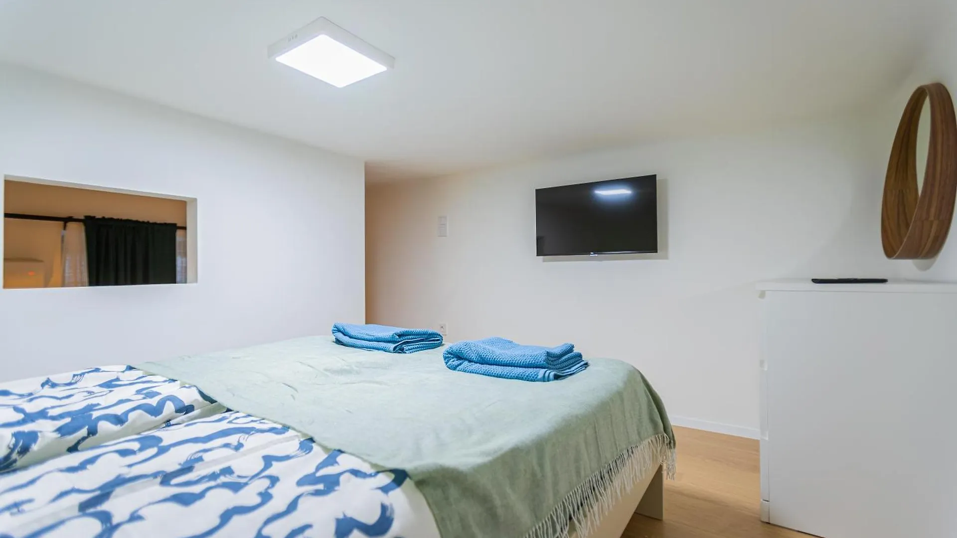 Apartment Cute Gallery Flat In Budapest, Summer