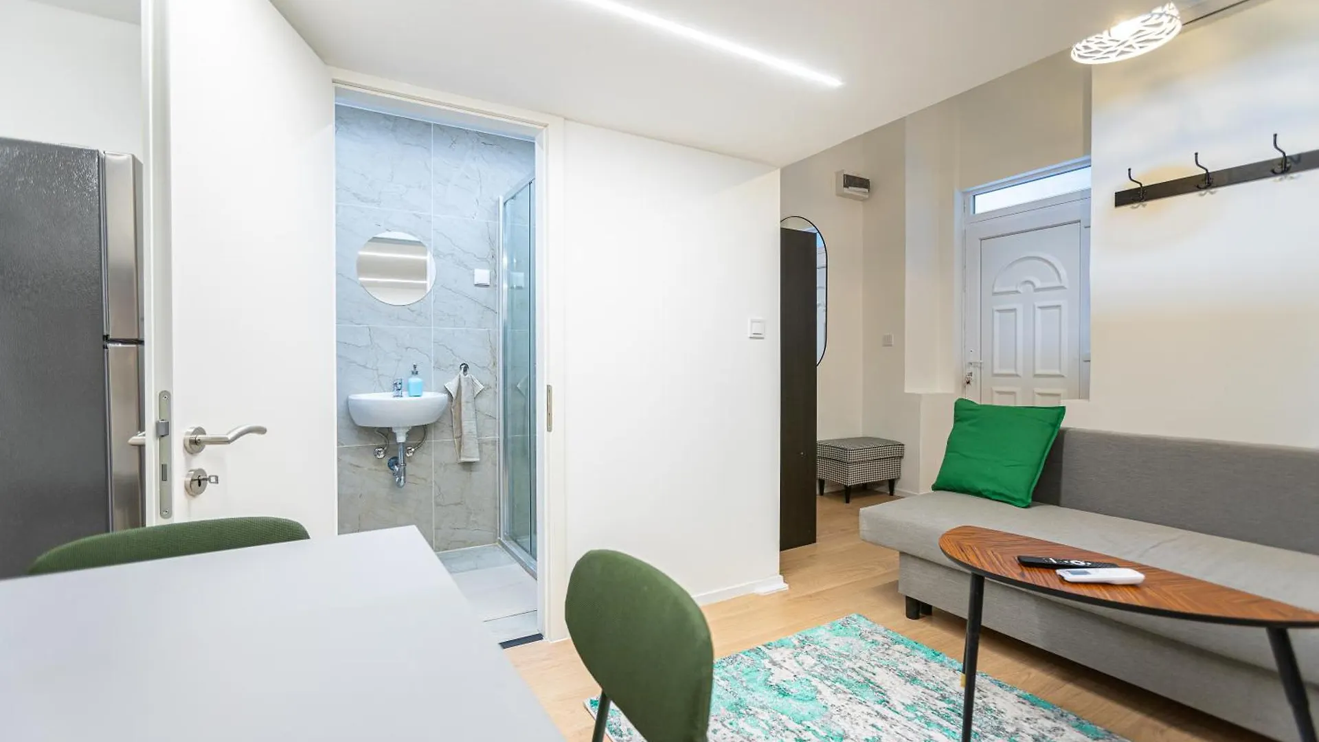 Cute Gallery Flat In Budapest, Summer 0*, Budapest
